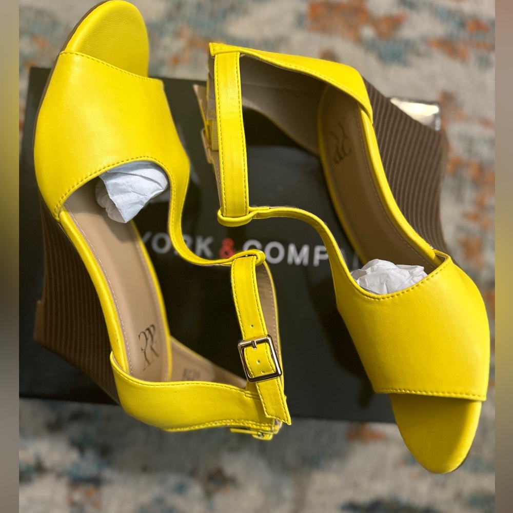 NEW - Beautiful yellow peeptoe wedge sandals, size 8